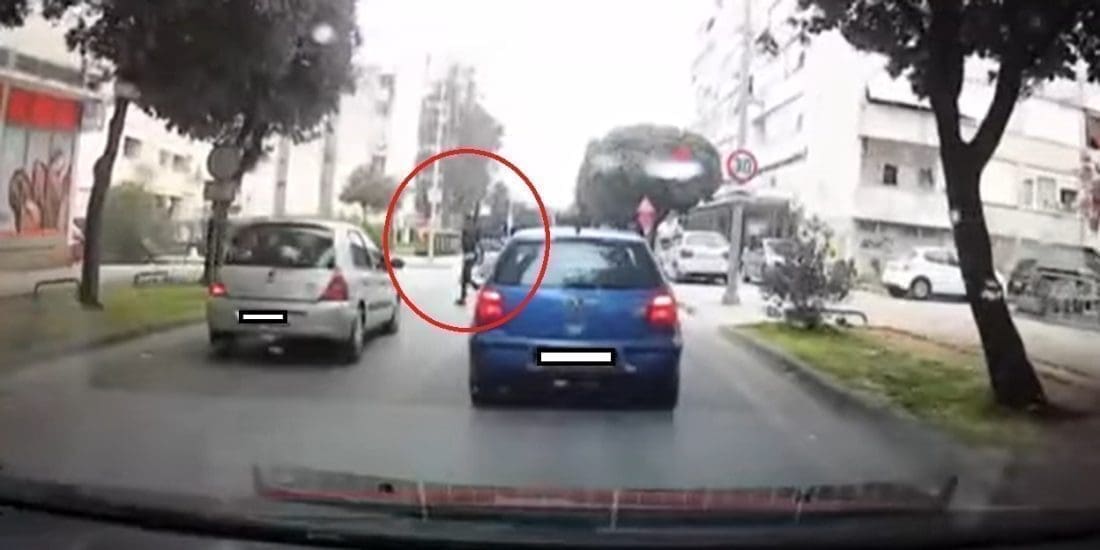 ZA DLAKU IZBJEGNUTA TRAGEDIJA Vozač iz Dalmacije pretjecao kolonu i naletio na pješački prijelaz, skoro je 'zgazio' pješaka. Donosimo snimku