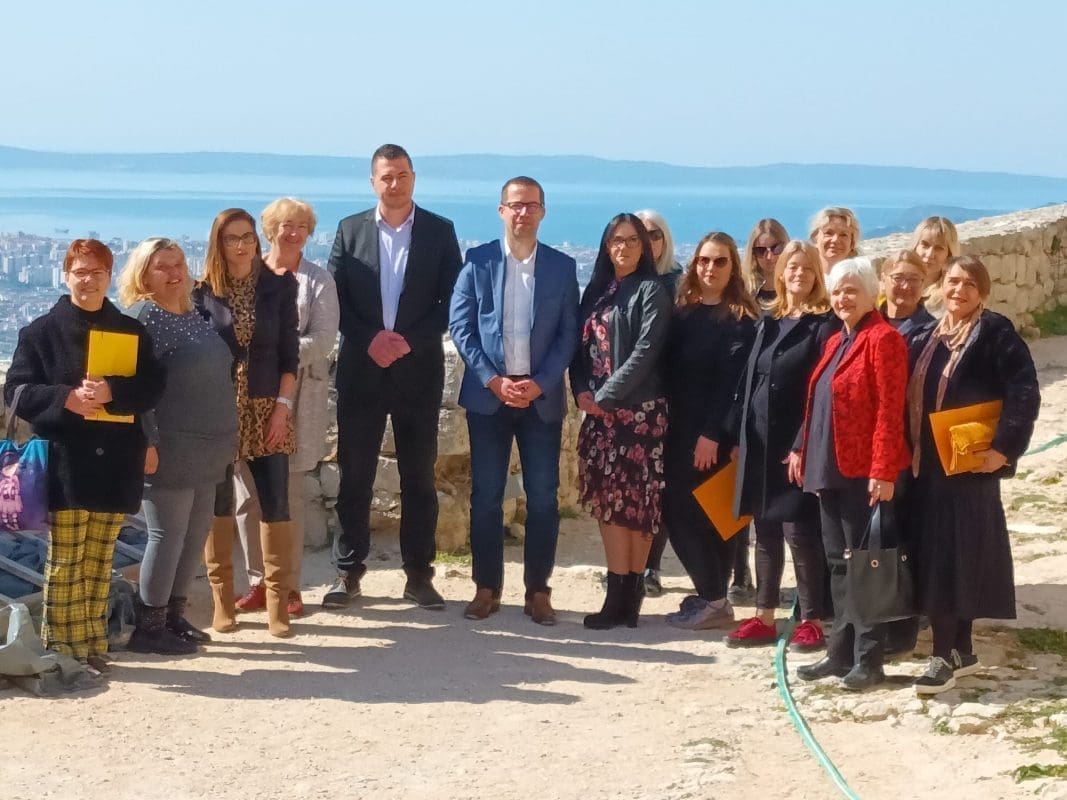 SVEČANO JE BILO U KLISU Podjela svjedodžbi zaposlenim ženama u projektu „Zaželi 2“