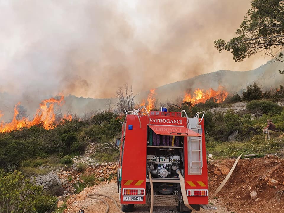 VATRENA STIHIJA NA HVARU Vatrogasaci i kanader se bore s vatrom, donosimo vam prizor s lica mjesta