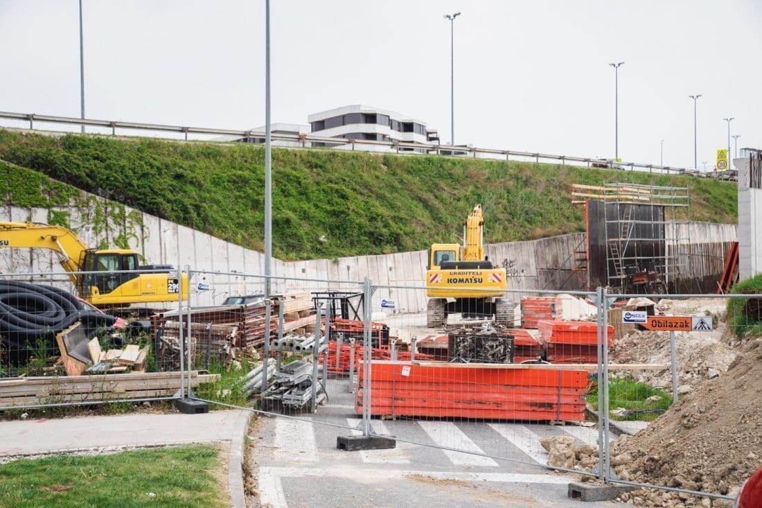 VOZAČI, OPREZ! Danas se montiraju nosači nadvožnjaka na Zapadnoj rampi, evo koji su alternativni pravci