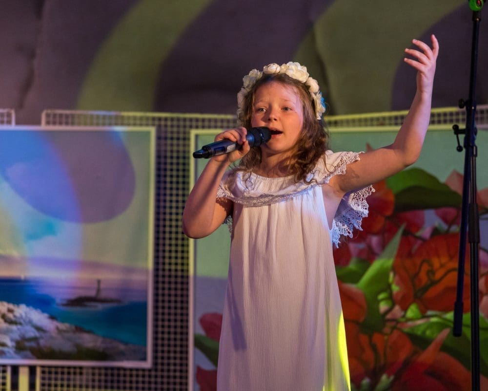 Malena ukrajinska djevojčica s ljubavlju pjeva o domovini koju je morala napustiti