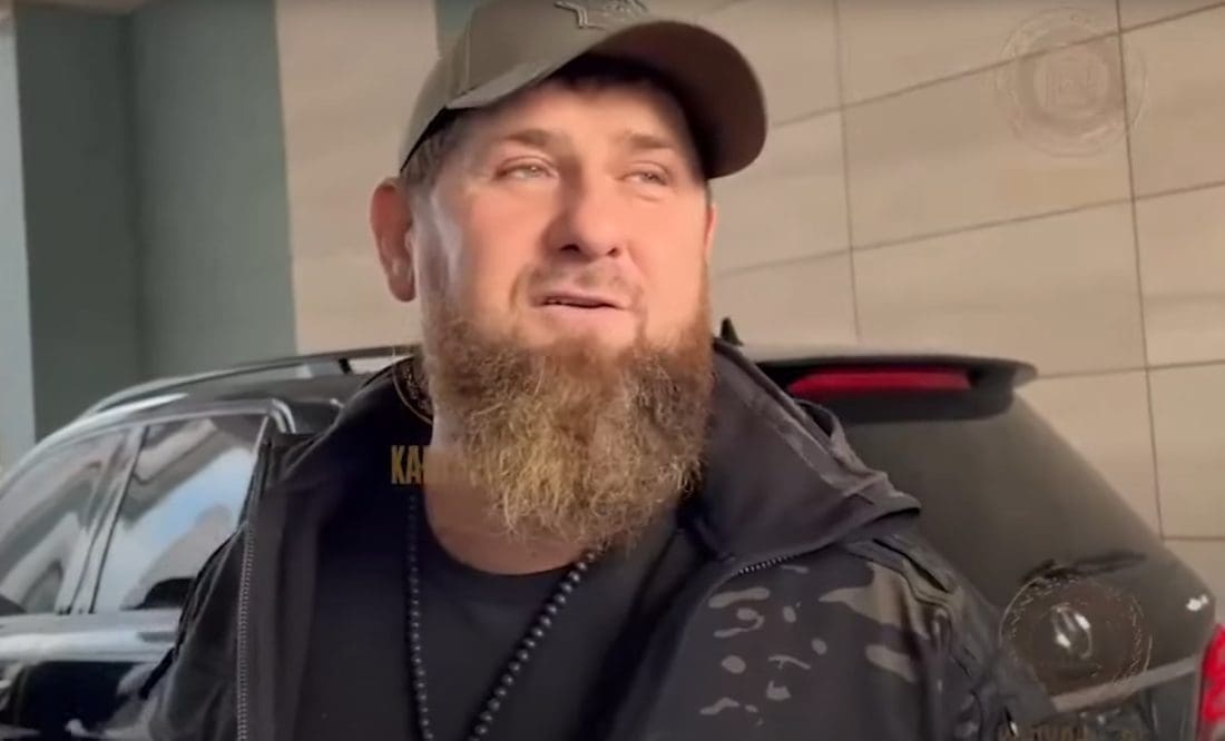 Čečenski vojnici slave u Mariupolju pred čeličanom Iljič