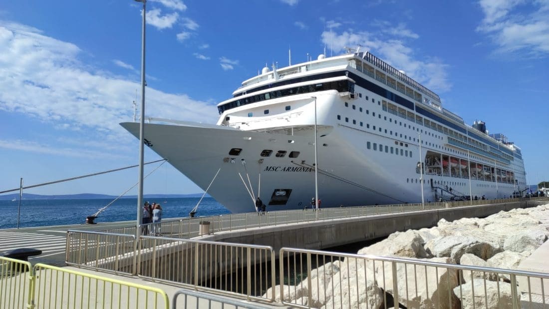 PREMIJERNO U SPLITU U luku uplovio kruzer Armonia, grad i okolicu će razgledavati 1.400 turista