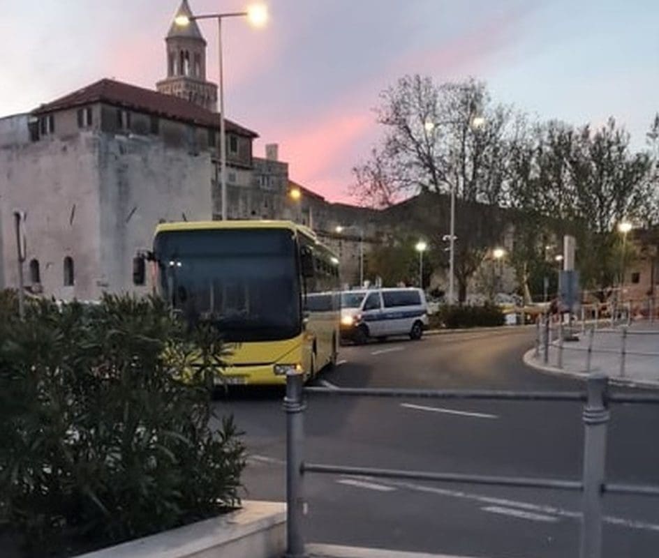 ŠTO SE DOGODILO U SPLITSKOJ LUCI? Putnica starije životne dobi pala u autobusu
