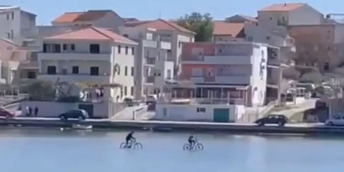 PA GDJE OVO IMA? Urnebesna snimka iz Stobreča oduševila internet - bicikl vozili po moru!