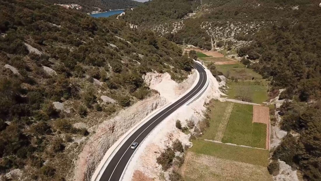 JEDAN BRAČ Pogledajte kako iz zraka izgleda prva dionica ceste Pučišća – Povlja