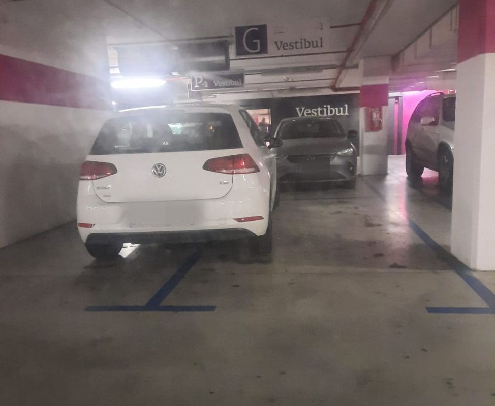 LOLA S GOLFOM U nestašici parkirnih mjesta, on je zauzeo dva: "Vrtim se okolo, kasnim na posao, a onda ugledam ovu budalu"