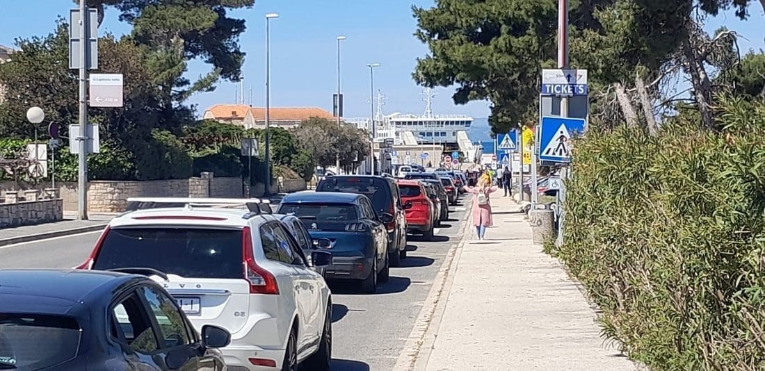 BLAGDANSKE GUŽVE IZ SUPETRA Kolona automobila koji ulaze na trajekt je ogromna: "Bojim se da neću ući na ovaj"