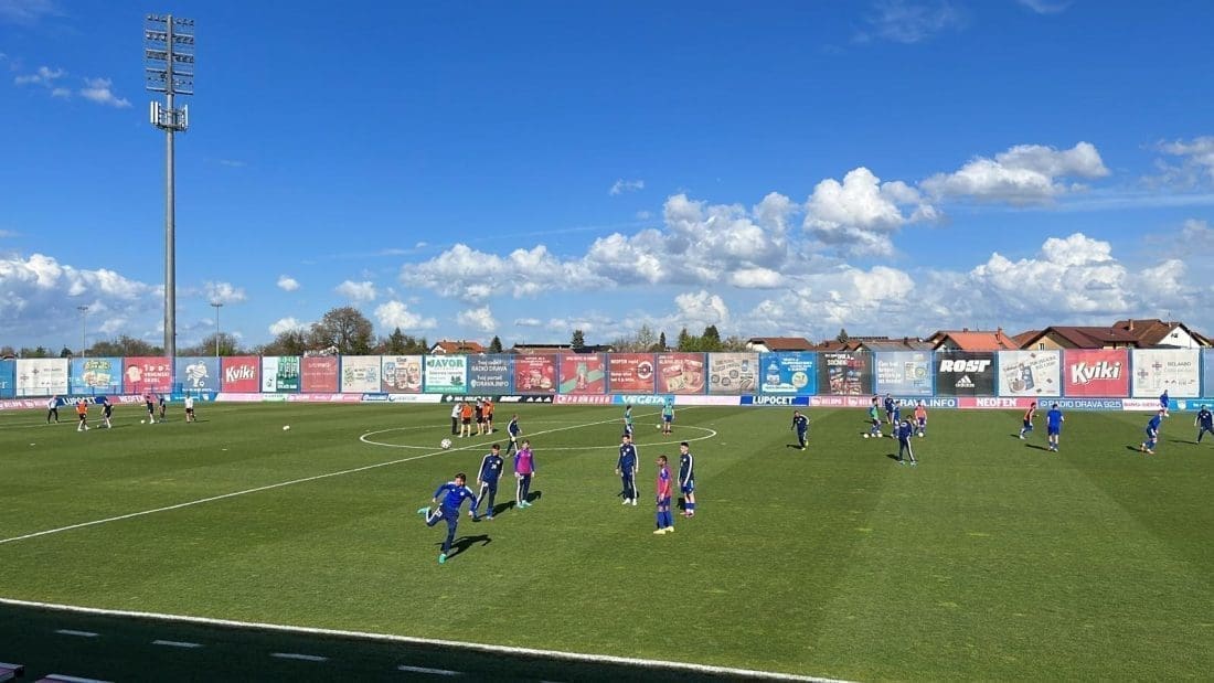 Popularna voditeljica stigla u Koprivnicu bodrit Bijele: Pozira u "Mišinoj majici"