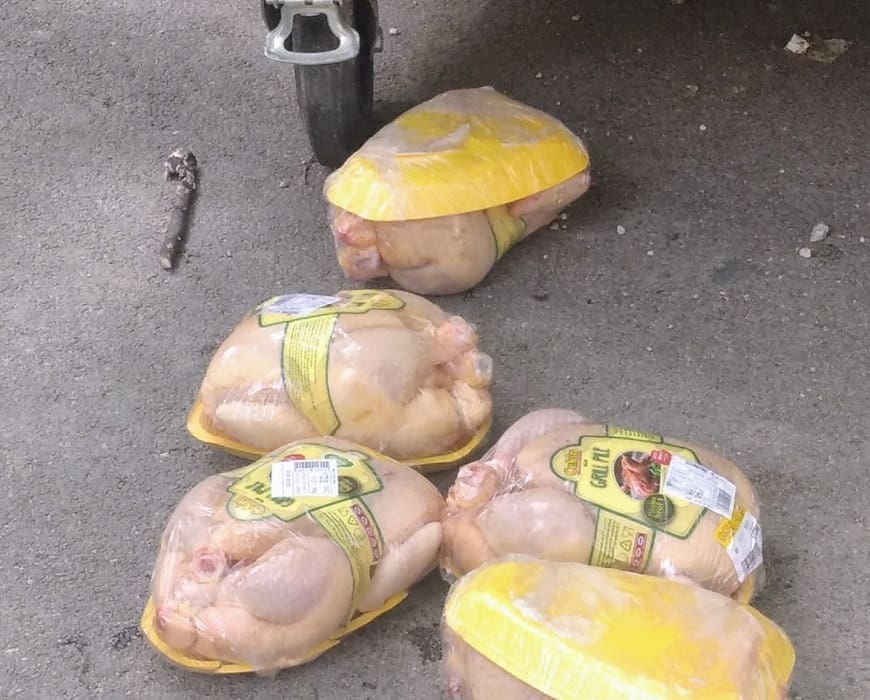 "A TOLIKO GLADNIH, SRAMITE SE" Prizor koji je šokirao Splićane: Netko je kraj kontejnera jednostavno odložio pakiranja grill piletine