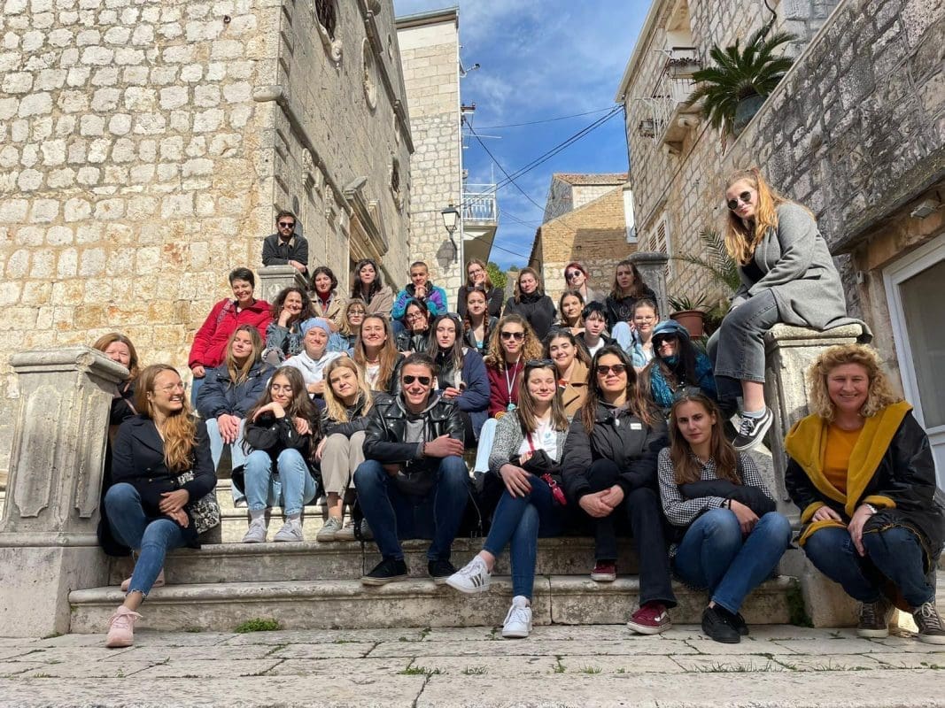 Marinković nas spaja 2022.: Vis nakon dvije godine ugostio gimnazijalce i ugledne predavače