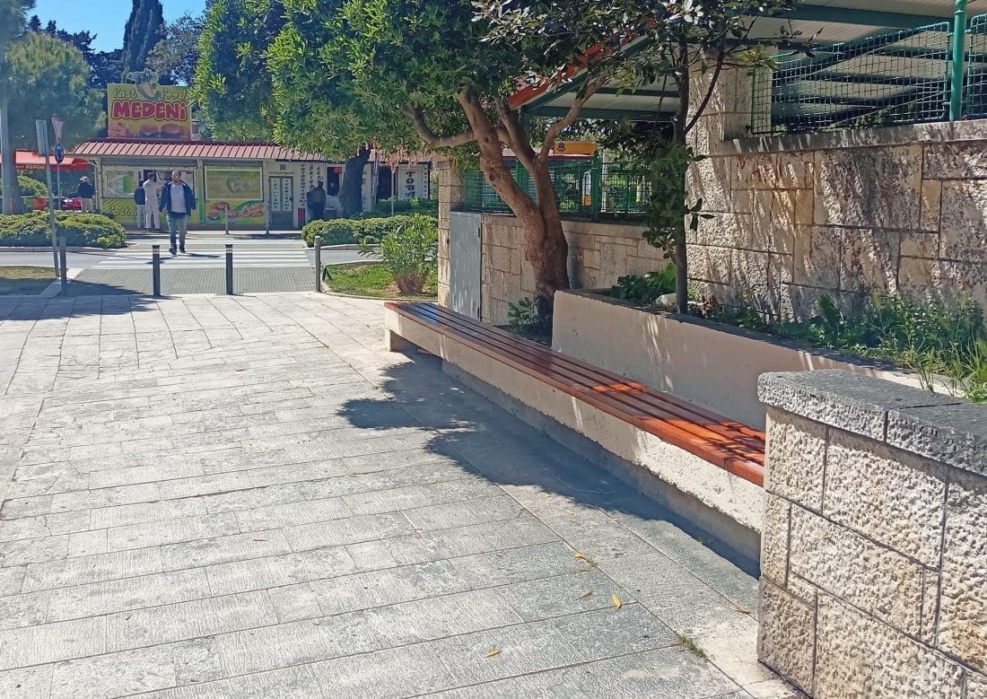 Lijepa novost za stanovnike Meja: Sada se može ugodno sjediti u blizini pošte, ljekarne, kafića...