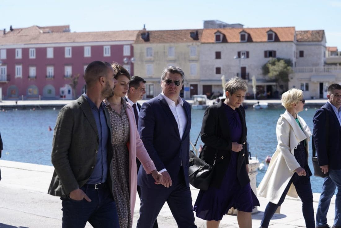 PREDSJEDNIK MILANOVIĆ DANAS JE NA BRAČU Prije svečanosti valjalo je popiti kavu na suncu