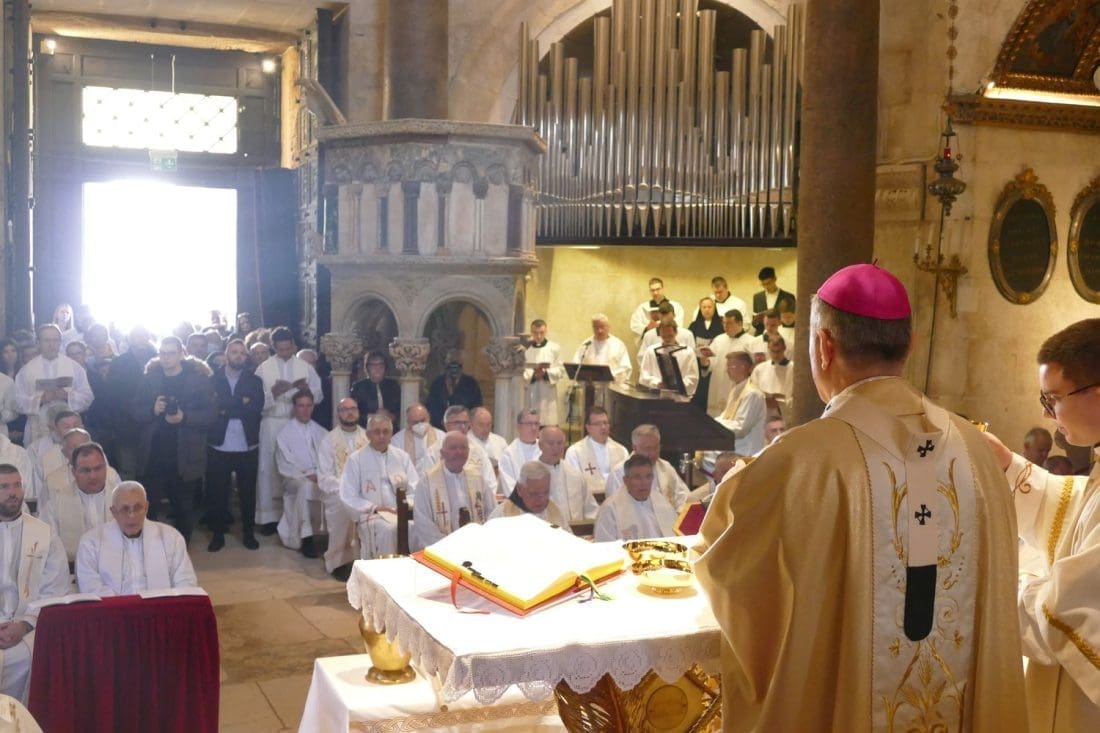 VJERNICI SE PRIPREMAJU ZA USKRS U katedrali sv. Dujma nadbiskup Barišić predvodio misu posvete ulja