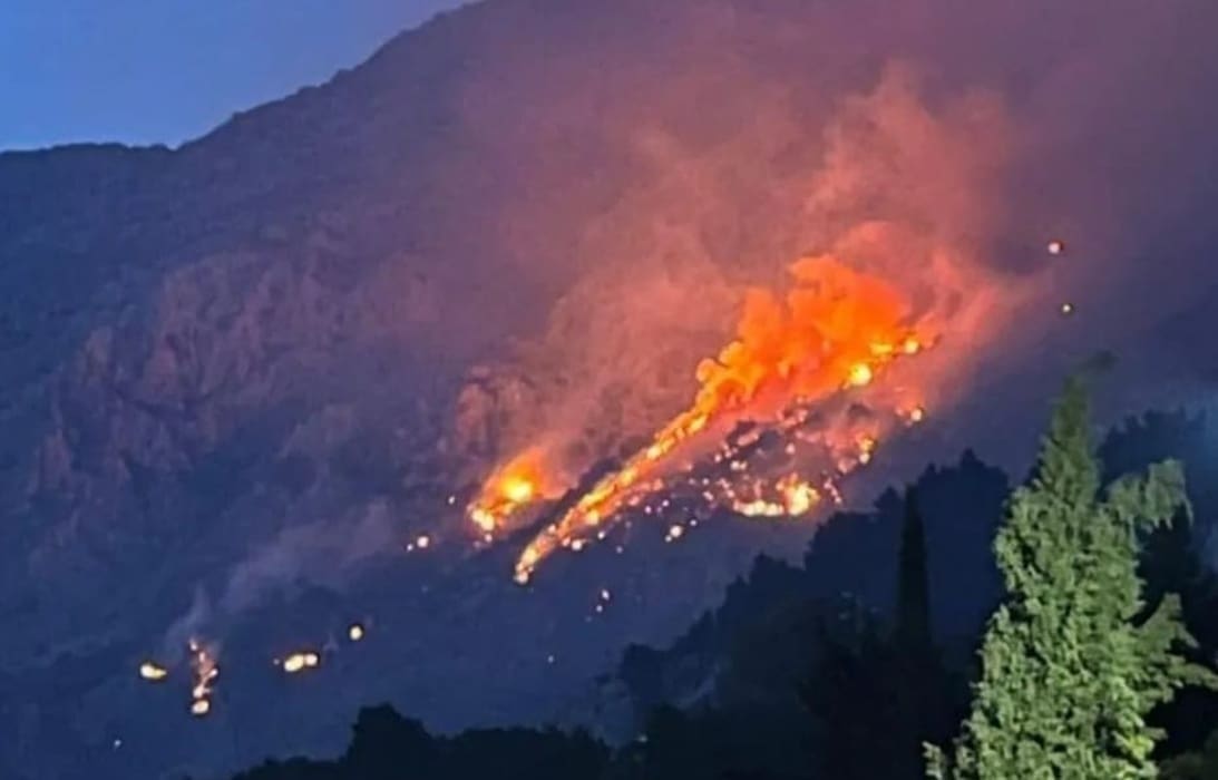 I DALJE TRAJE BORBA GASITELJA NA POŽARIŠTIMA MAKARSKE RIVIJERE Angažirano 135 vatrogasaca i 37 vozila