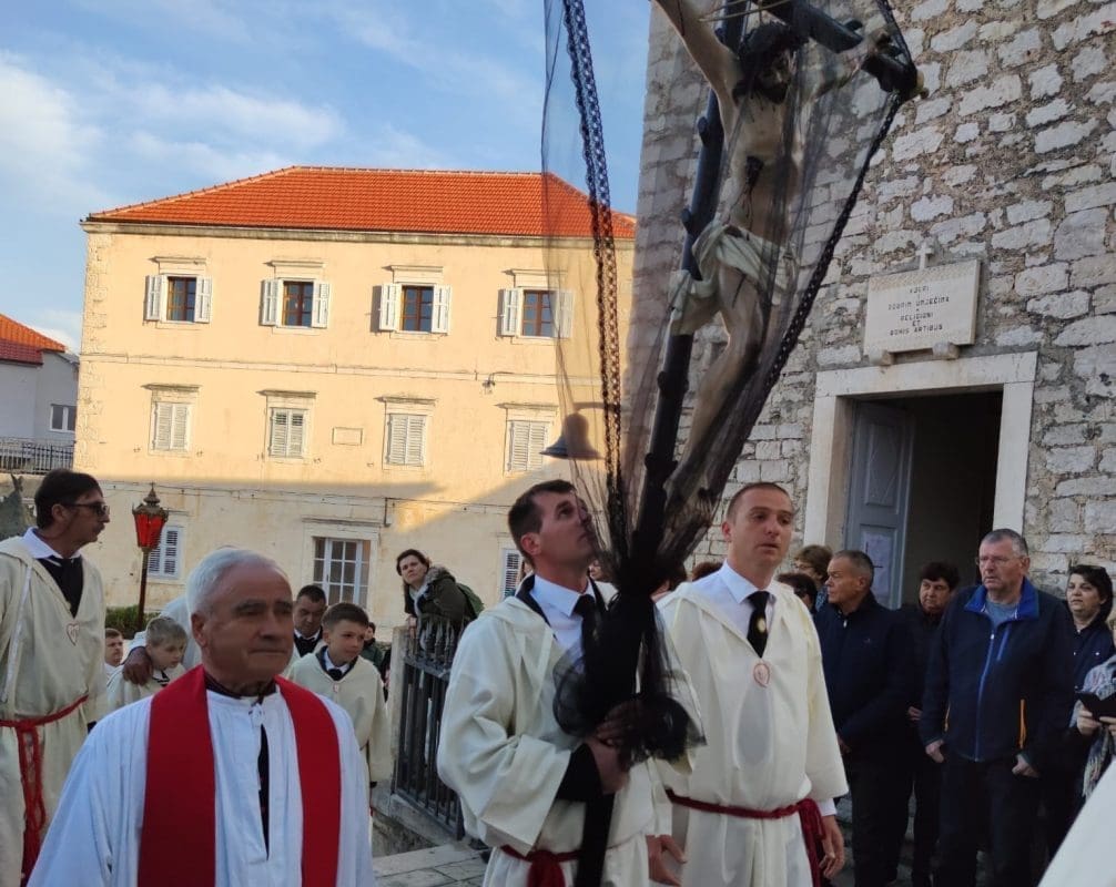 ZA KRIŽEN Ovako je izgledao ranojutarnji dolazak sudionika procesije u Jelsu