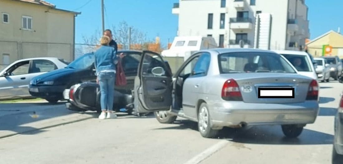 DIJELOVI VOZILA SU NA CESTI Prometna nesreća nadomak Splita, jedna osoba završila u bolnici