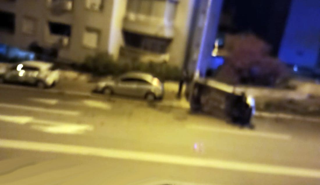 AUTO ZAVRŠIO NA BOKU Prometna u Velebitskoj: Vozač hitno prebačen u KBC Split