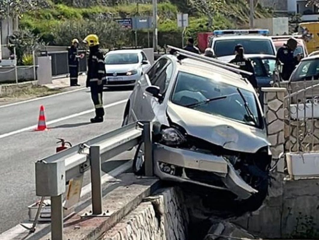 VOZILO SLETJELO S KOLNIKA U KRILU JESENICE Jedna osoba ozlijeđena