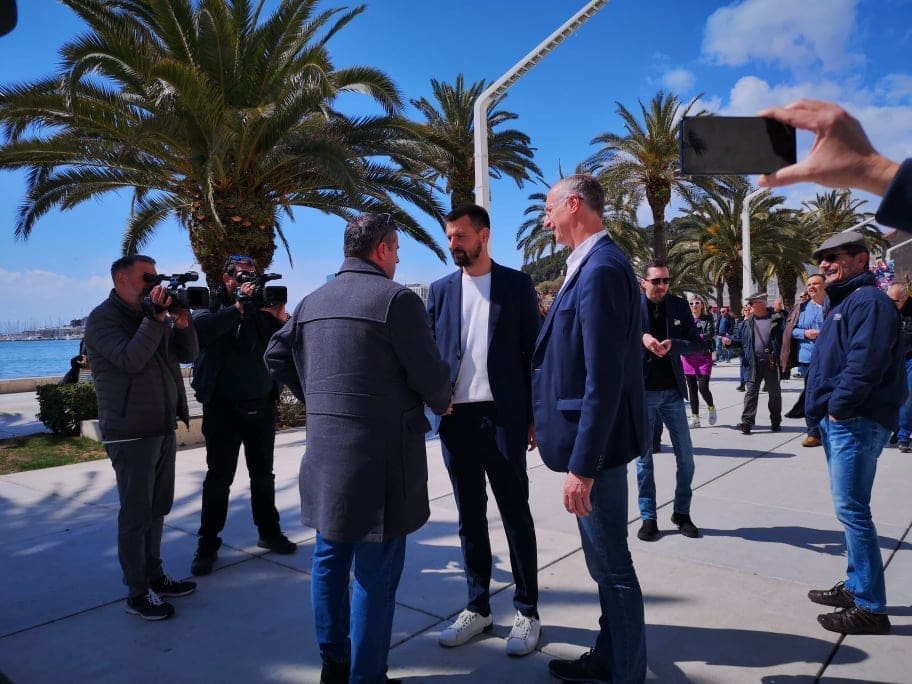 GUŽVA NA RIVI Građani "rešetaju" Puljka i Ivoševića