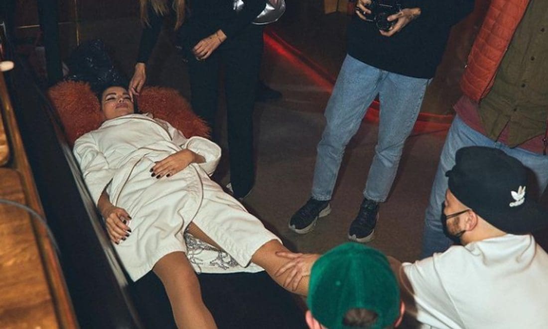 ŠTO SE DOGAĐA? Severina objavila fotografiju kako leži na ogrtaču, u pomoć joj prišli suradnici