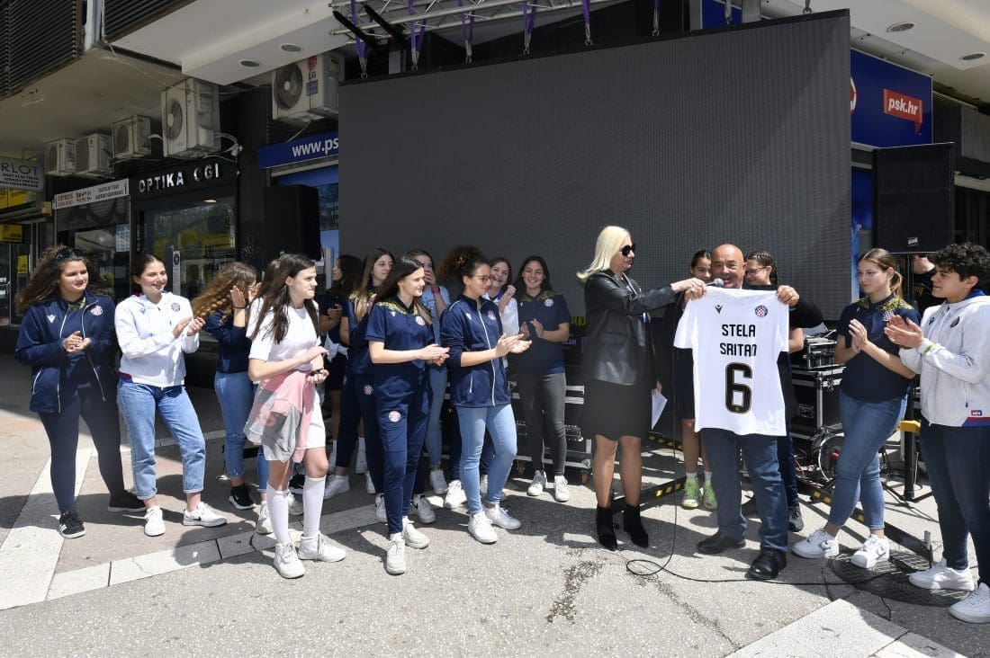 "TUĐE ZORE" Jozo Pirić u 70. godini života postao - pjevač