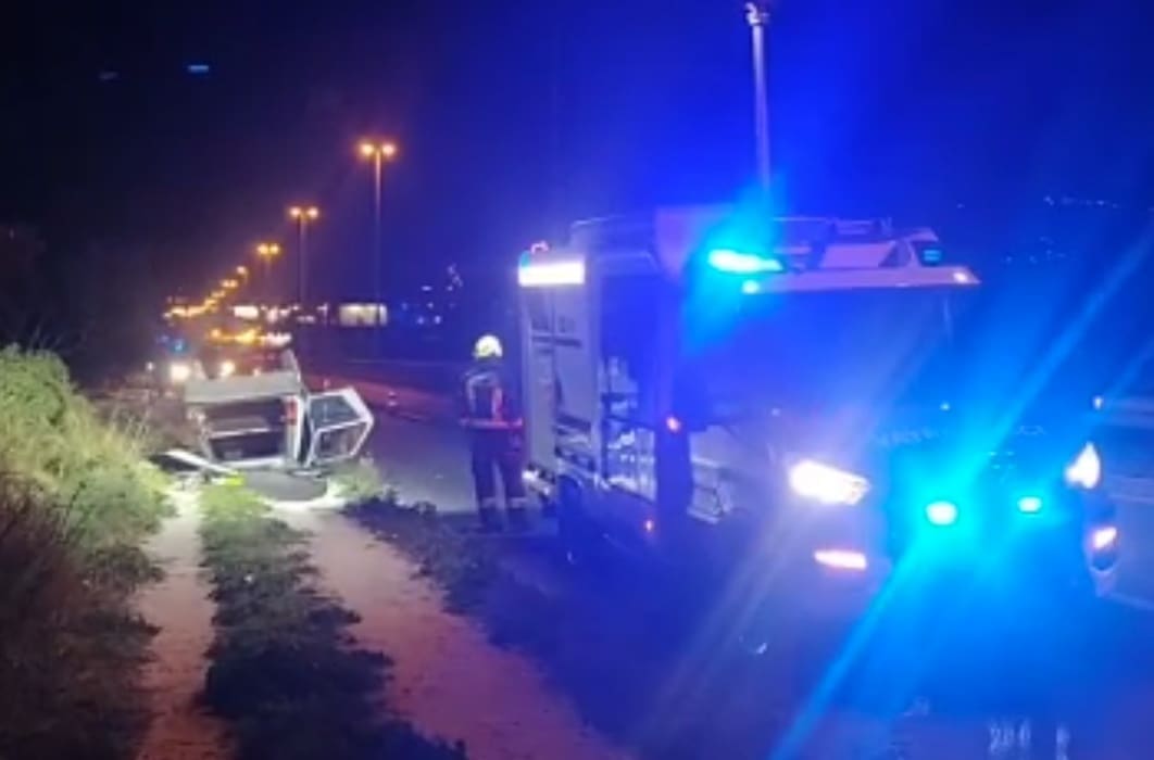 VIDEO Prometna na Sirobuji: Auto izletio s ceste i prevrnuo se na krov, intervenirali vatrogasci