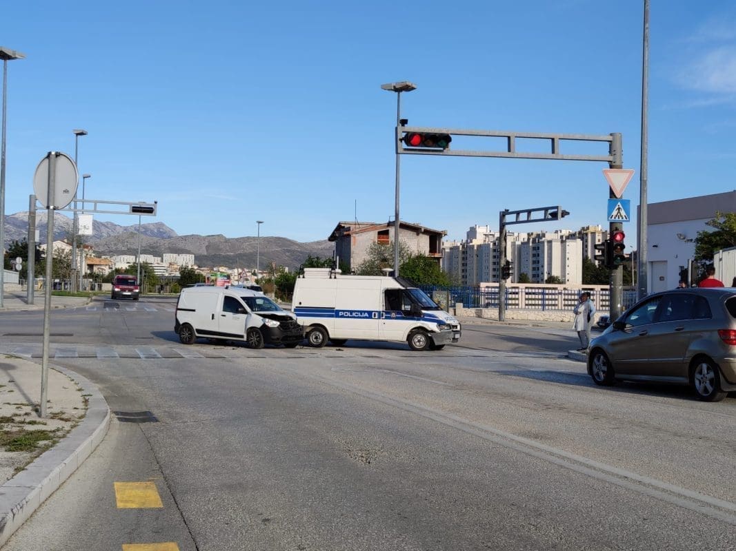 NOVI PROBLEMI U PROMETU Sudarila se dva vozila, jedno od njih je policijsko. Evo detalja