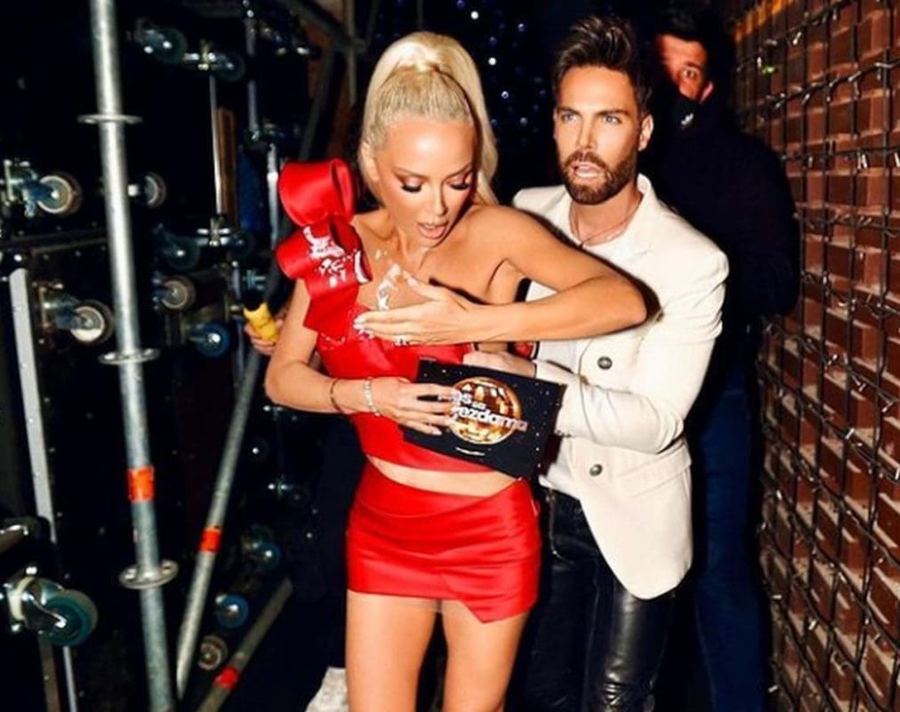 POGLEDAJTE GRUBNIĆEVU REAKCIJU Šuput 'zaradila' tortu na haljini koju je za nju odabrao Grubnić: "Srce mi je stalo"