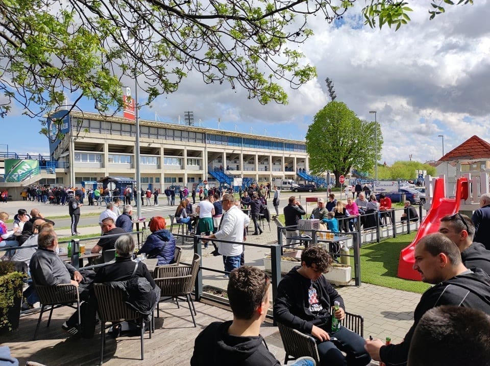 FOTOGALERIJA "Sve više Torcide ispred stadiona. Najveći dio navijača i dalje na cesti, policija ih blokira"