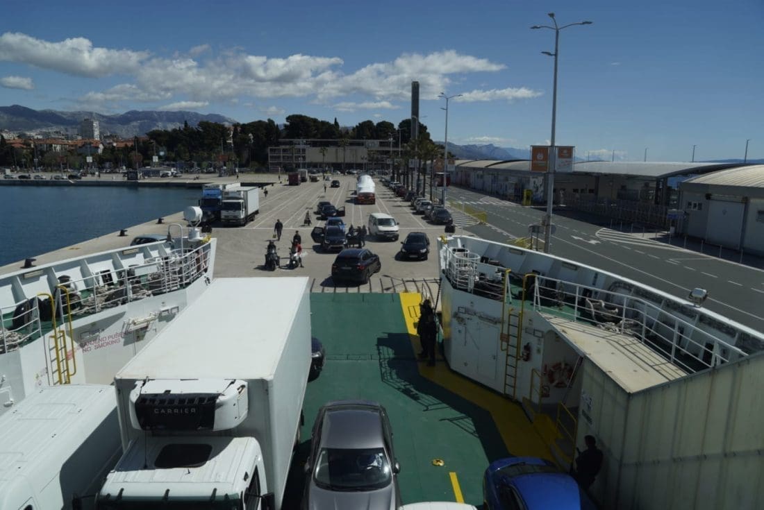 VOJNICI SE MALO PRERAČUNALI Da nije susretljivosti djelatnika Jadrolinije i dvojice vozača, teško bi stigli na vrijeme u Supetar