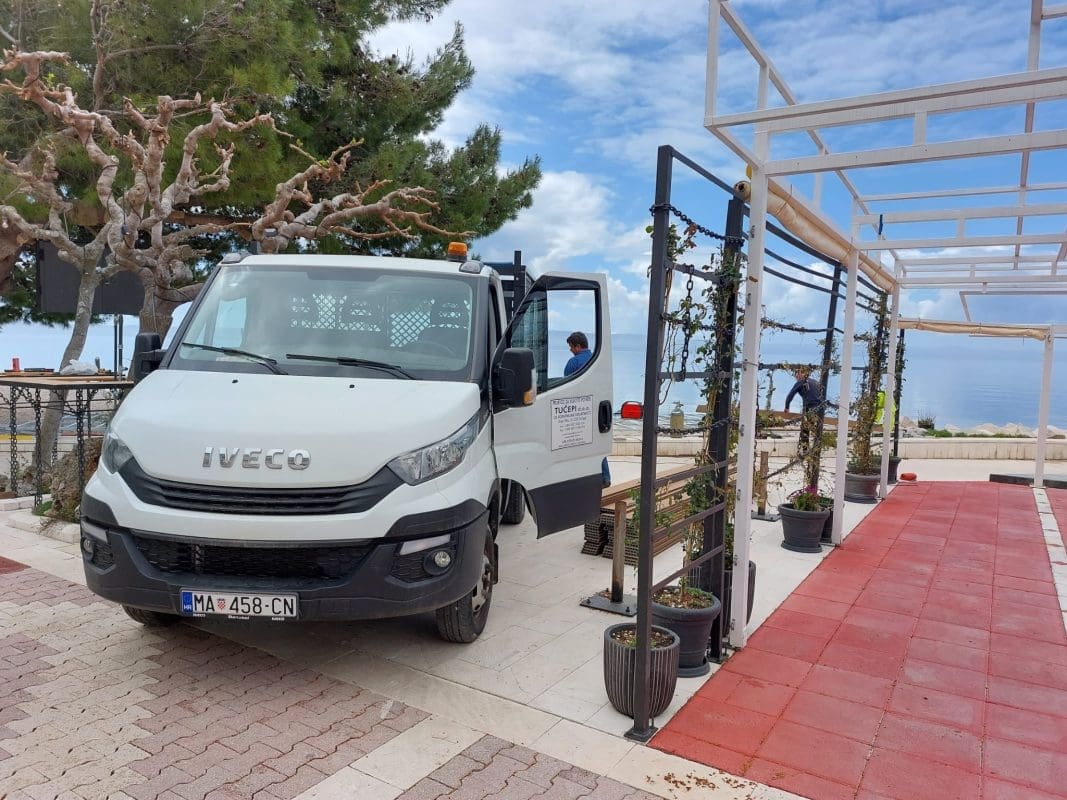 VIDEO Što to niče tik uz more? "Da tragedija bude veća, konstrukciju je dovelo vozilo komunalnog poduzeća u vlasništvu Općine Tučepi"