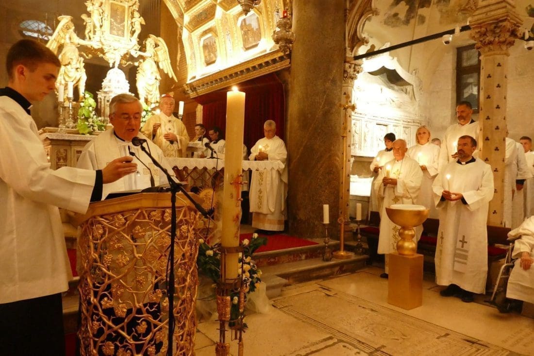 SRETAN USKRS! Nadbiskup Barišić predvodio Vazmeno bdijenje u splitskoj katedrali