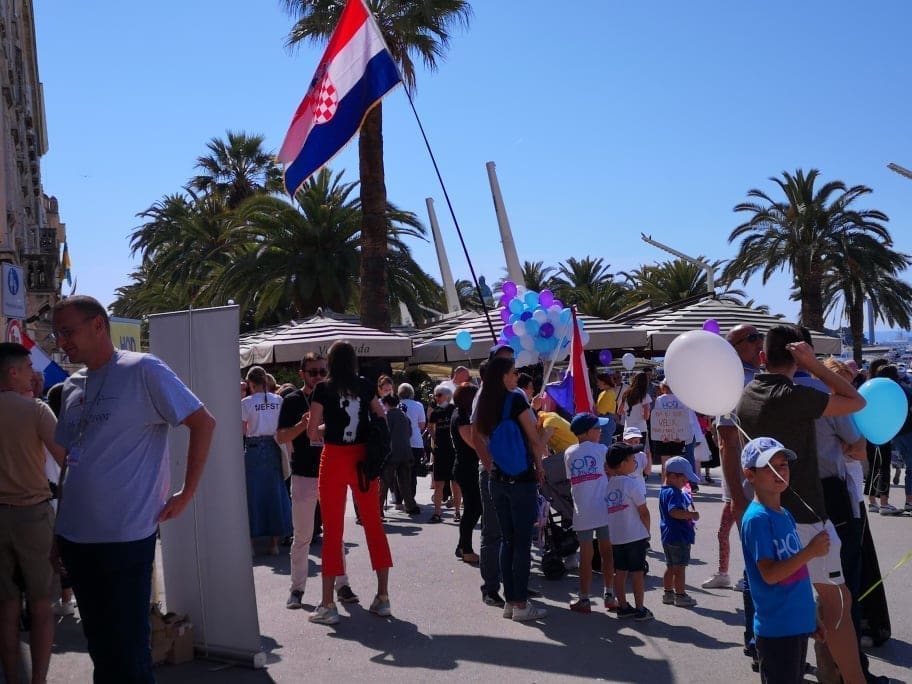 SPLIT SE PRIDRUŽUJE 'HODU ZA ŽIVOT' Mnoštvo građana se okupilo na splitskoj Rivi , uskoro kreće povorka prema Zvončacu