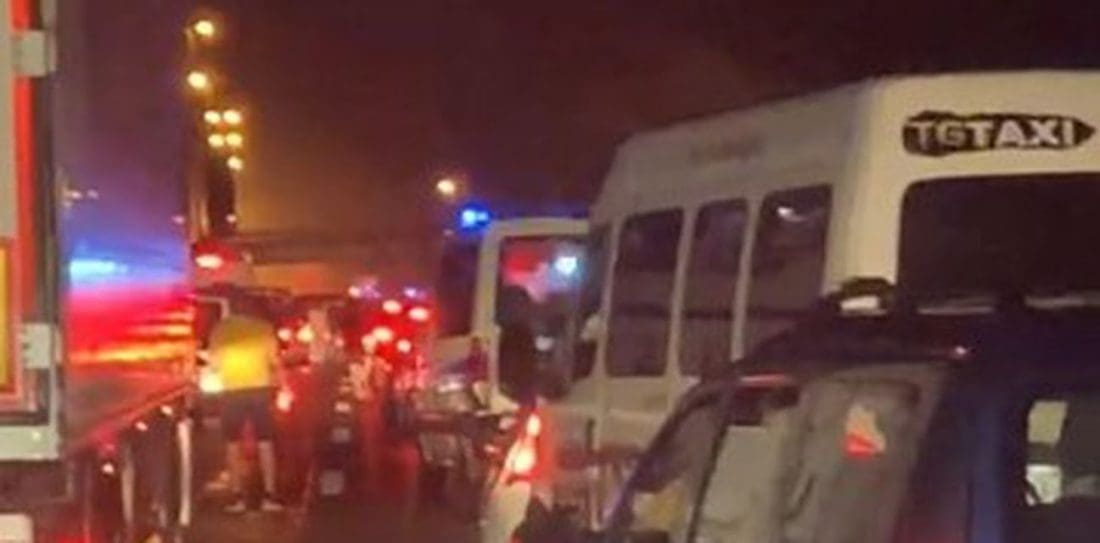 OPĆI KAOS NA AUTOCESTI Makljaža Torcide s policijom, veliki broj ozlijeđenih: Zatvorena autocesta između Zagreba i Karlovca!