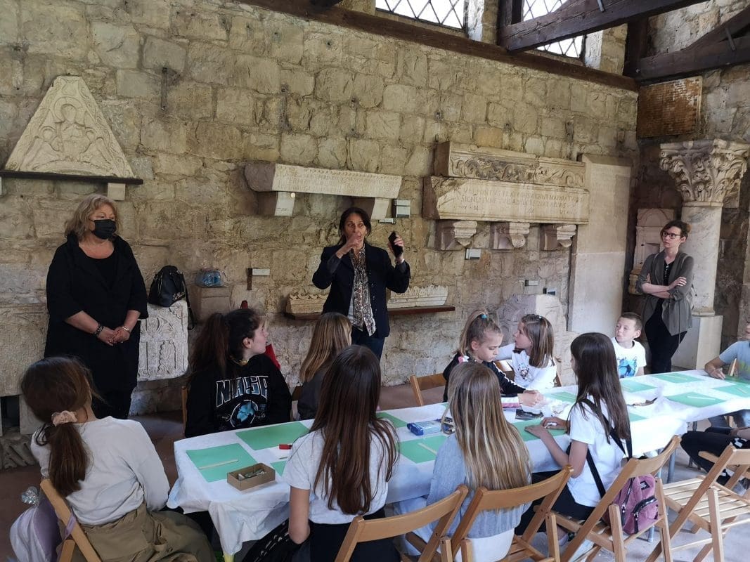 Izložba dječjih radova nastalih u sklopu „ARHEOloške radioNICE“ za djecu u programu međugeneracijske suradnje projekta Aktivna i kvalitetna starost