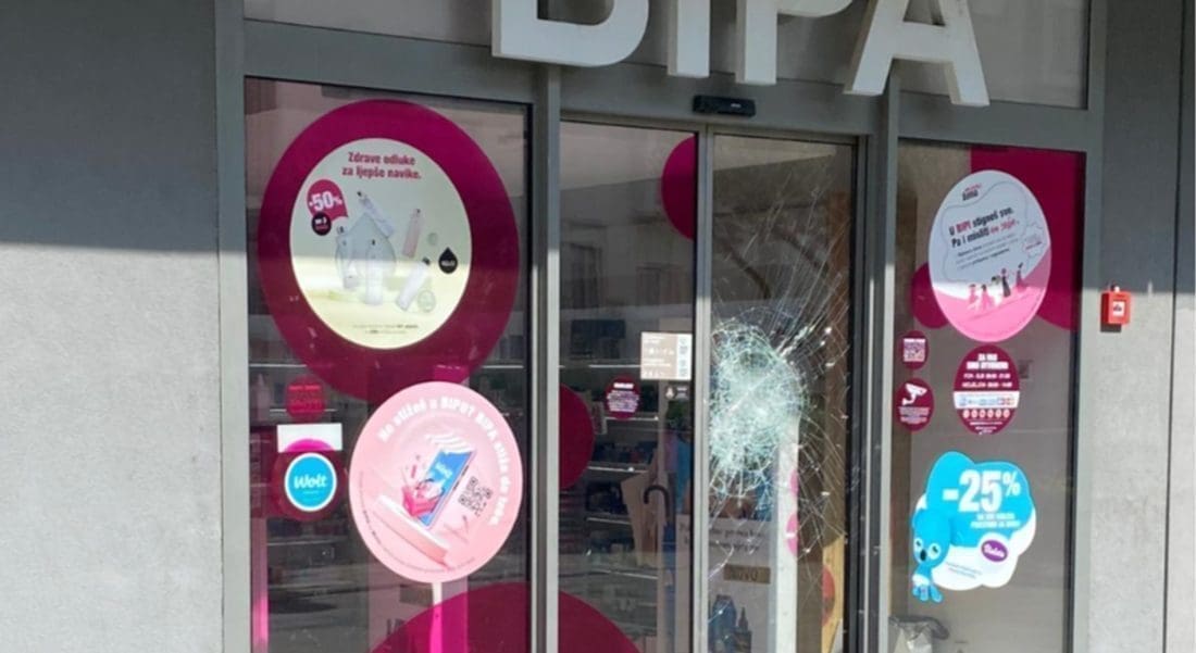 ŠTO SE DOGODILO U SPLITU? Danima su razbijena ulazna vrata jednog dućana: "Možda je netko pokušao provaliti"