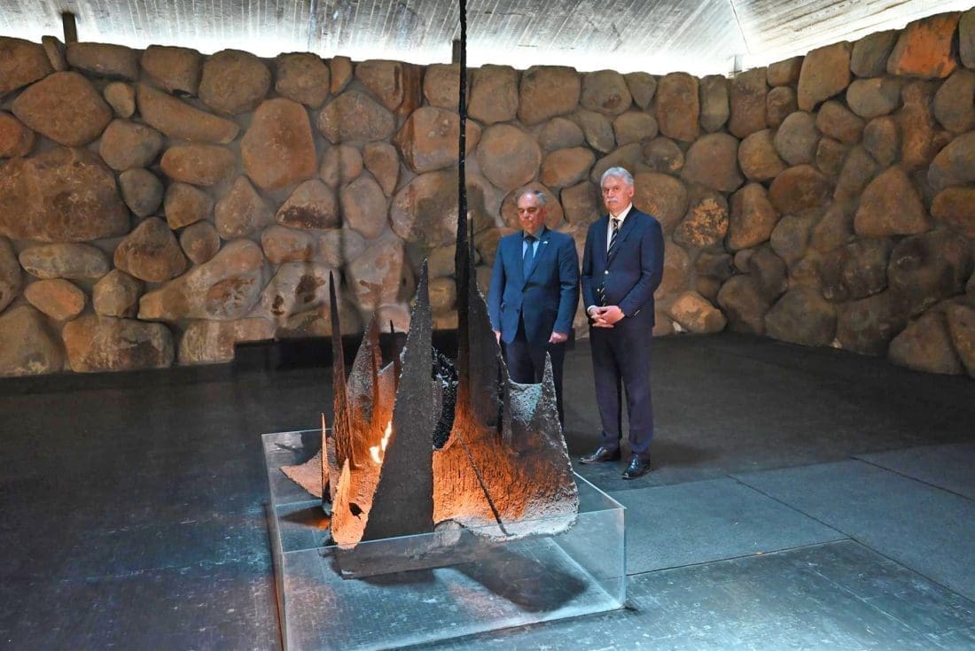 Boban i Ljutić zapalili plamen i položili vijence u jeruzalemskom memorijalnom centru u spomen na žrtve Holokausta