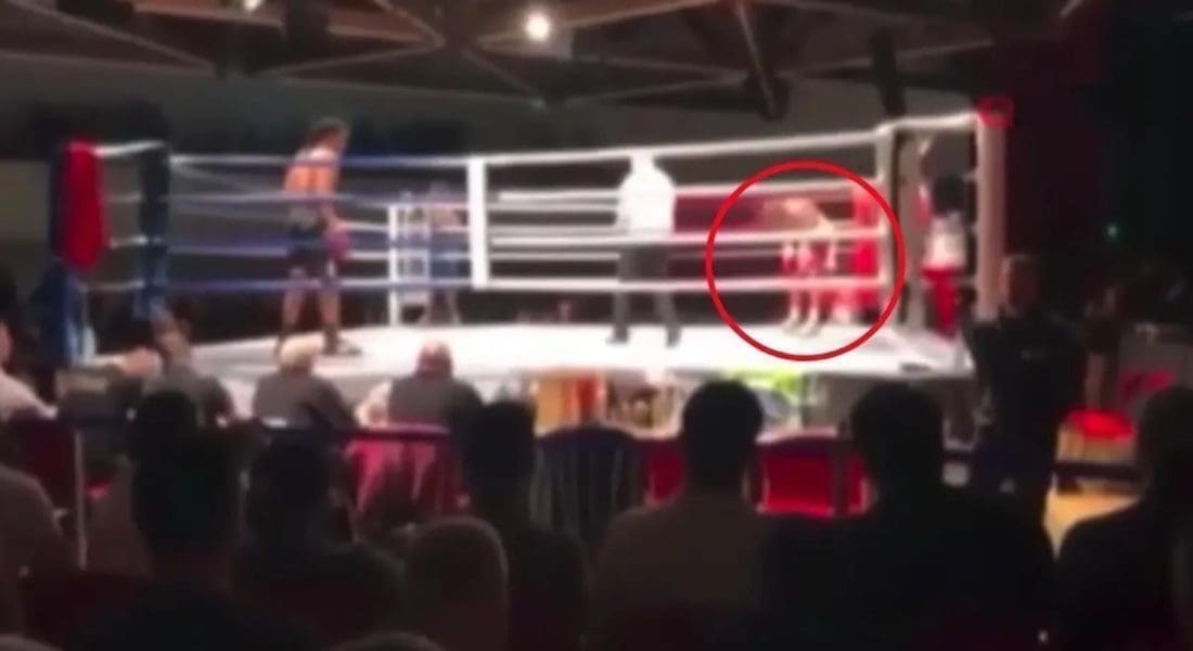 UŽASNE SCENE Boksač se iznenada srušio u ringu i umro