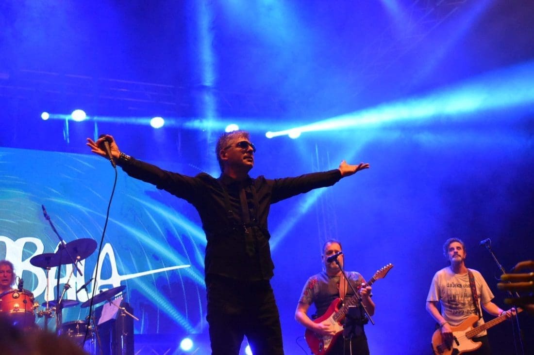 SPEKTAKL NA GRIPAMA Daleka obala oduševila i digla na noge cijelu dvoranu