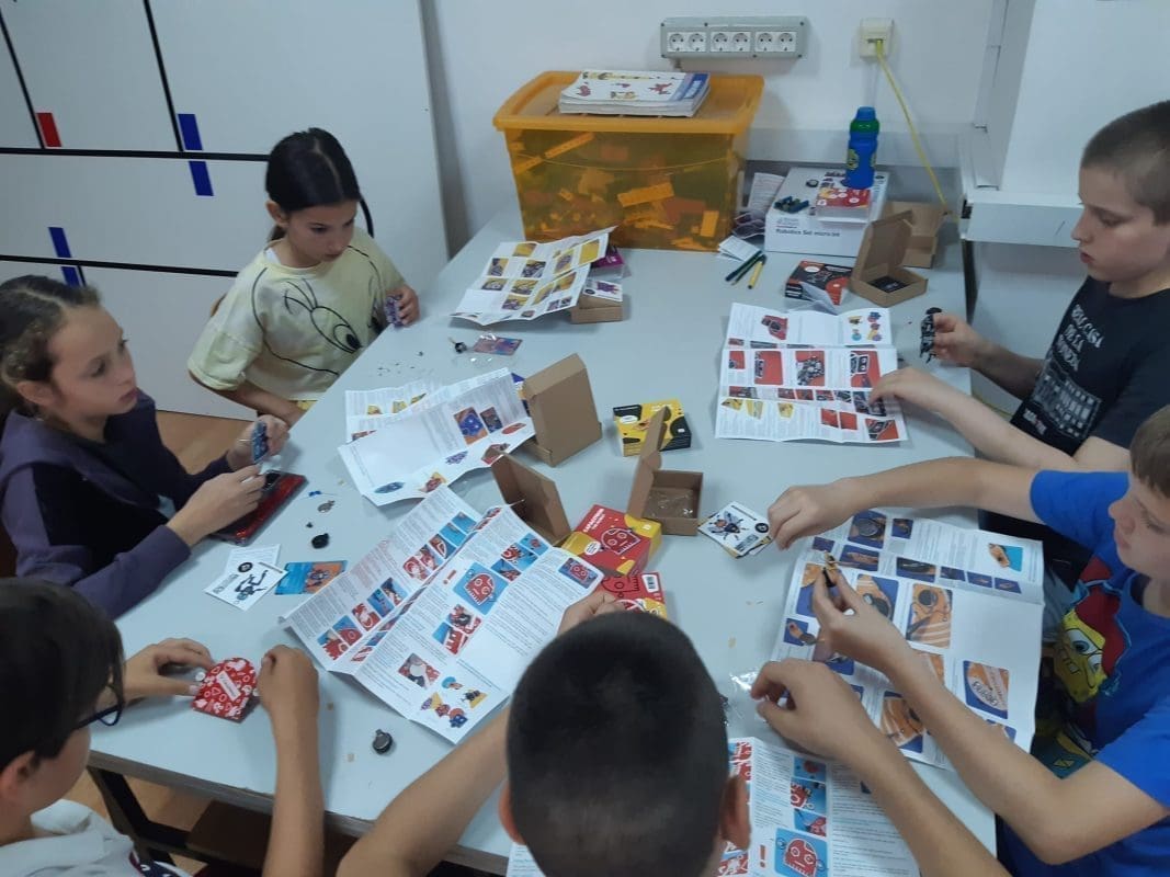 ELEKTROTEHNIKA I ELEKTRONIKA U ZTK GRADA SPLITA: "Svaki učenik dobio je jednu kutijicu koja je sadržavala tiskanu pločicu u obliku određenog robota"