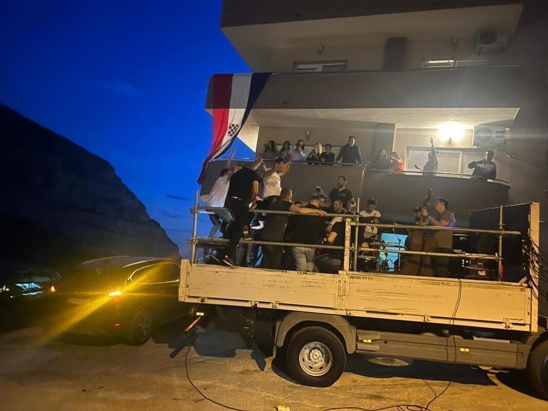 PRAVI SHOW NA ISTOKU SPLITA Poznati glazbeni sastav stigao na kamionu, zabavljali slavljenike i prolaznike. Pogledajte ove prizore...