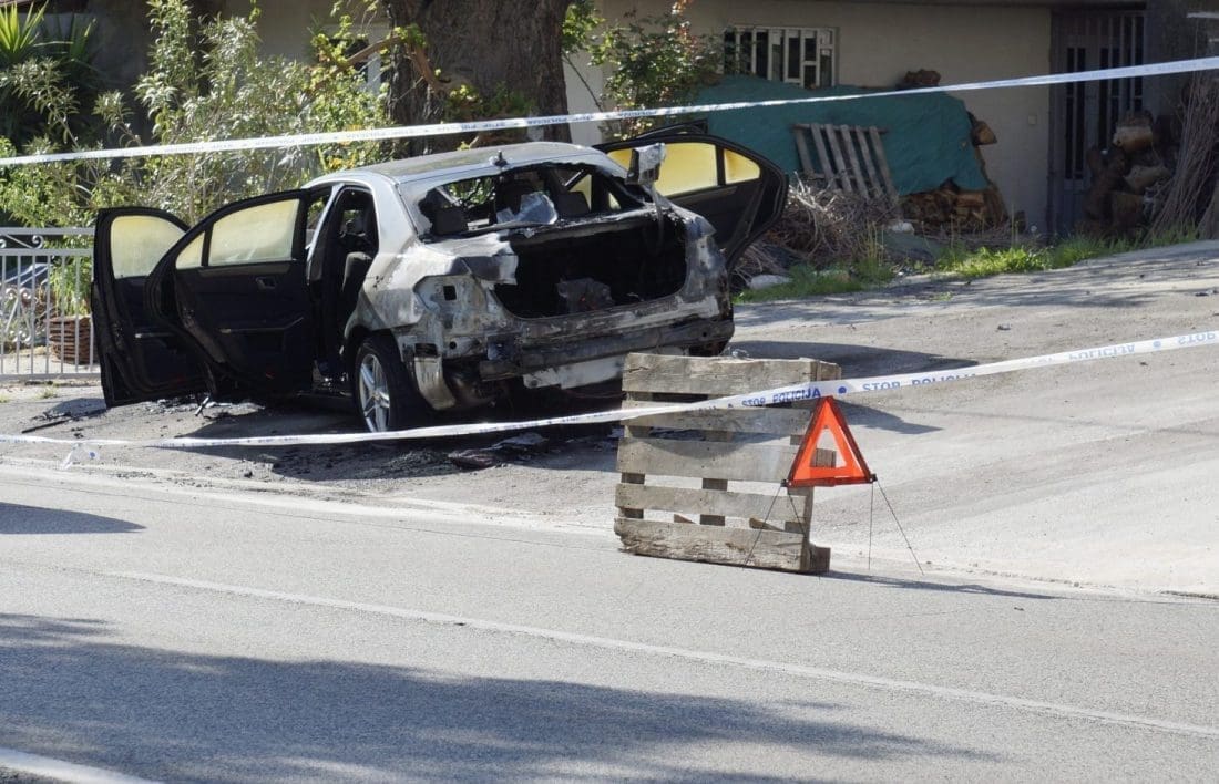Načelniku omiške policije su zapalili Mercedes? Pogledajte snimku, gorio ispred kuće!