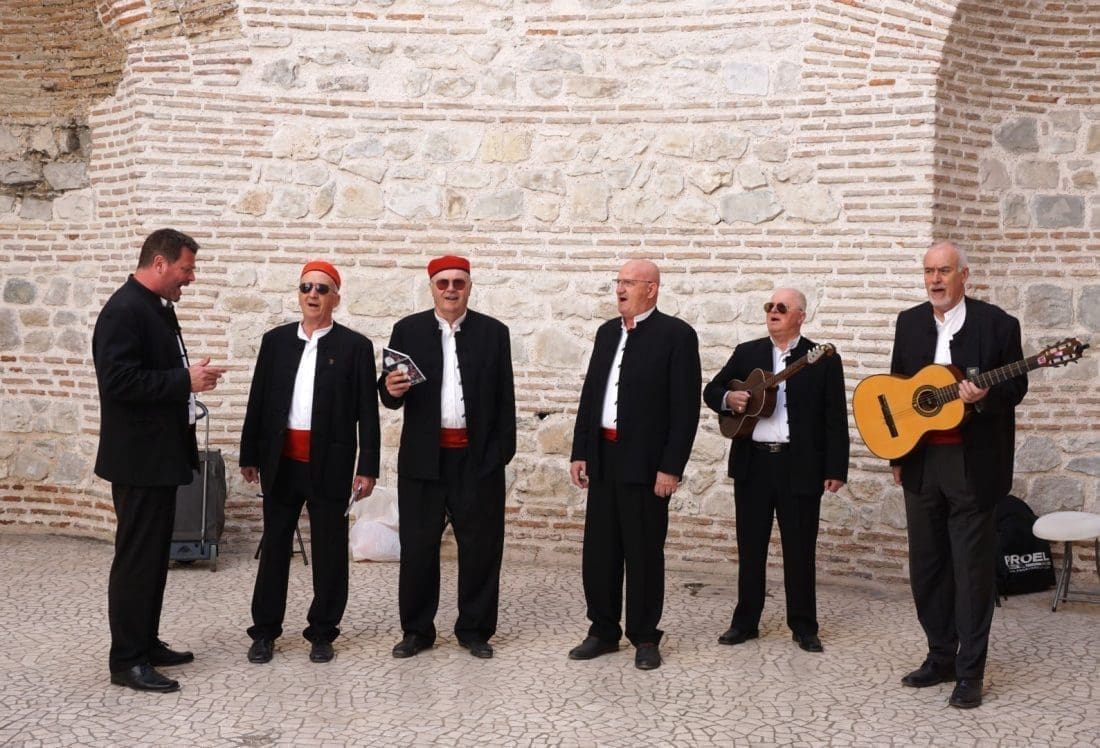 UOČI NAJVEĆE FEŠTE U GRADU Večeras na Rivi nastupaju klape u čast Sv. Duji