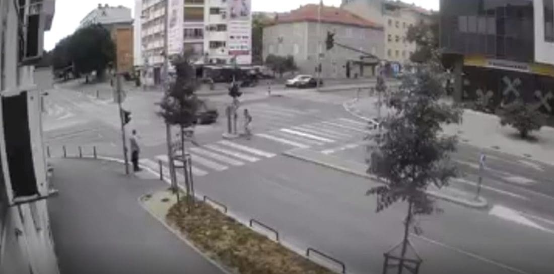 NA KRIŽANJU KOD KROMA Dvije djevojčice prelazile na crveno, malo je nedostajalo da se dogodi nesreća