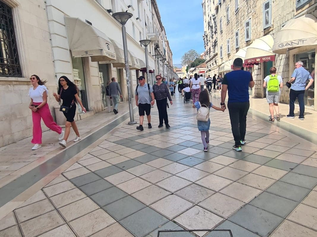 GLAVE SU SE OKRETALE ZA TURISTOM U MARMONTOVOJ Kako vam se sviđa ova odjevna kombinacija?