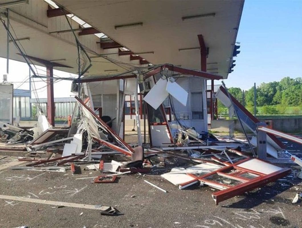 KRŠ I LOM NA GRNIČNOM PRIJELAZU Kombijem raznio kućice, među ozlijeđenima i dva hrvatska policajca