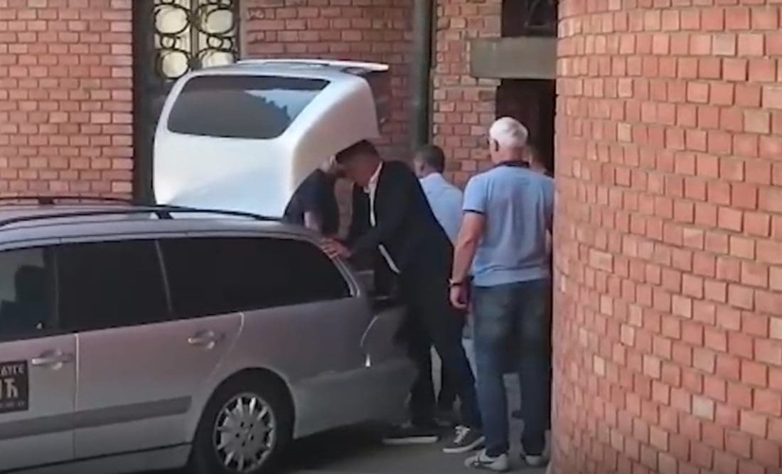 ISPRAĆAJ MATEJA PERIŠA Otac Nenad unio lijes, Beograđani u velikom broju ispred crkve