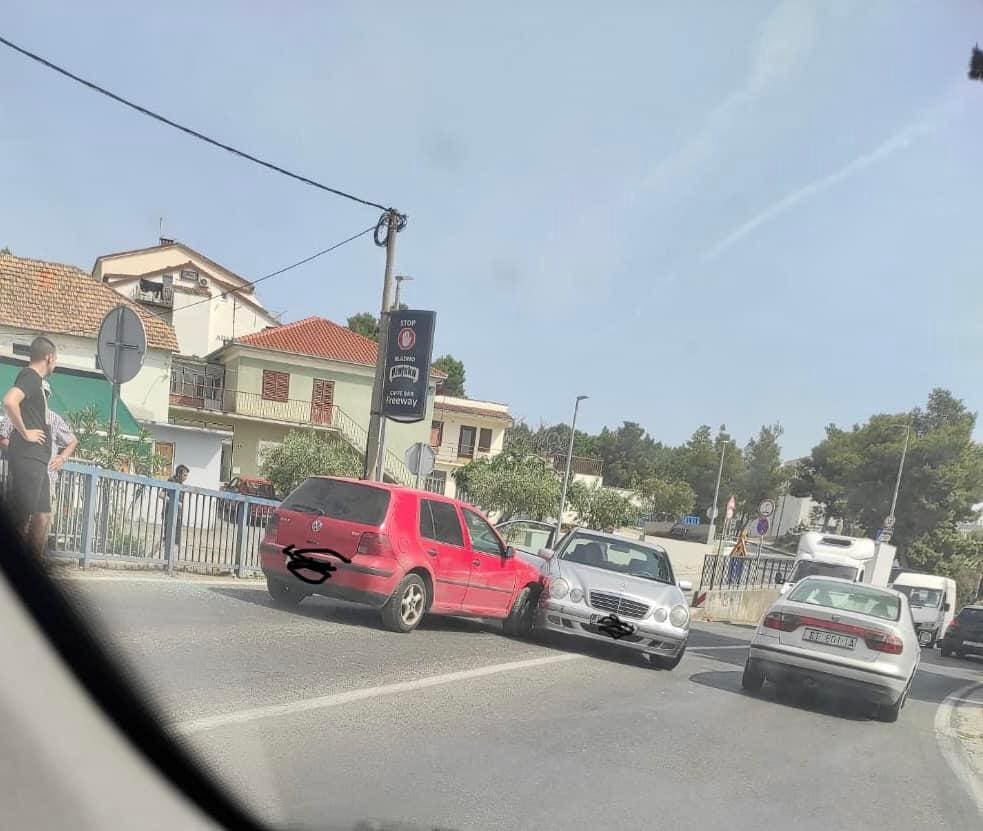 PROMETNA U PODSTRANI Sudarila se dva automobila, evo detalja