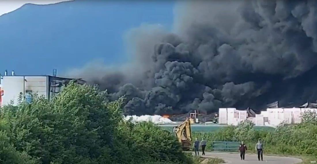 VIDEO Golemi požar u tvornici u Bihaću: "Zatvorite prozore, nemojte ići van"